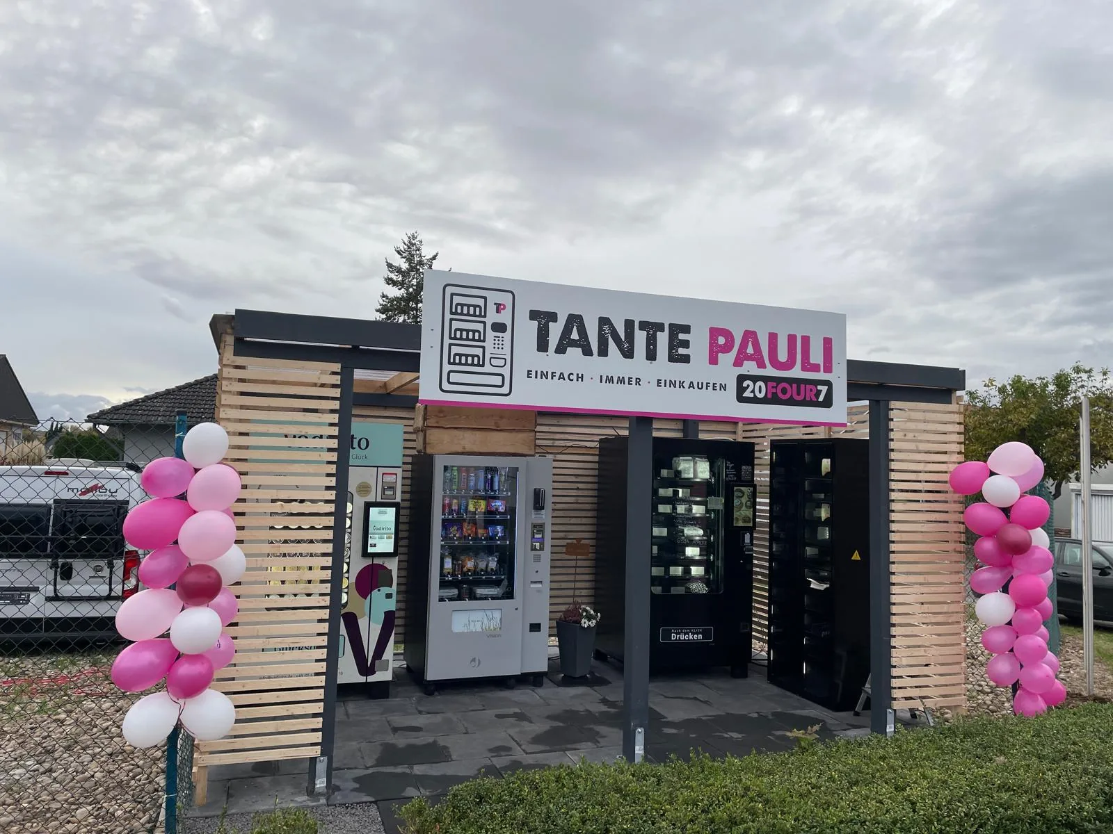 Der Tante-Pauli-Automatenladen in Grolsheim, seitlich fotografiert