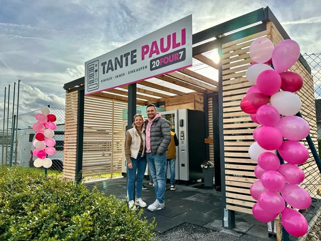 Zwei Menschen vor dem Tante-Pauli-Automatenladen in Grolsheim